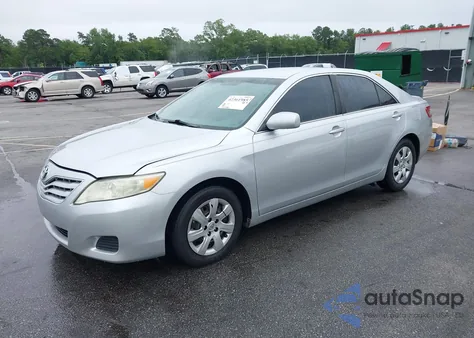 2010 Toyota Camry Le z USA, uszkodzony, nr VIN 4T1BF3EK3AU028027